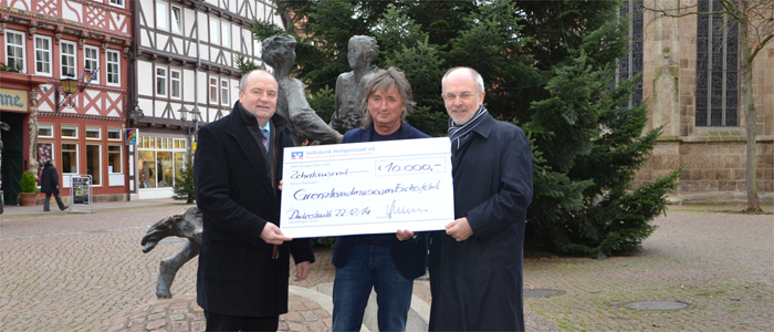 Ralf Halbhuber, Geschäftsführer der Studio1 Kommunikation GmbH übergibt einen symbolischen Scheck über 10.000 Euro an Horst Dornieden und Wolfgang Nolte