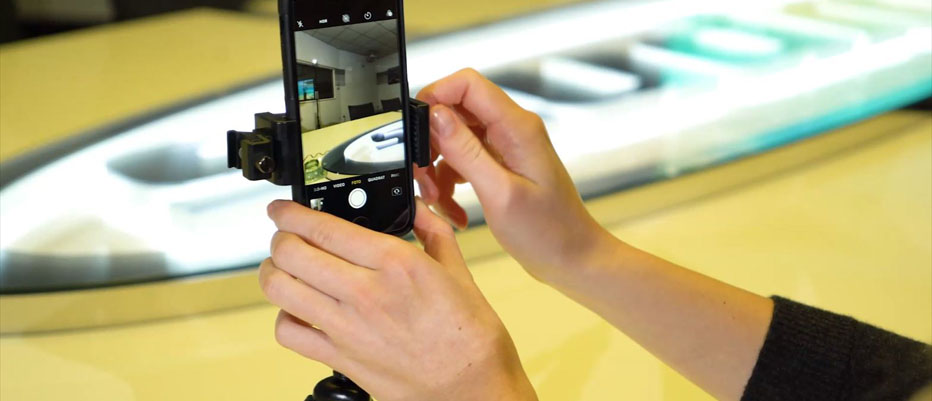 I-Phone wird aufs Stativ geklemmt – Ausschnitt Studio1® Videotutorial