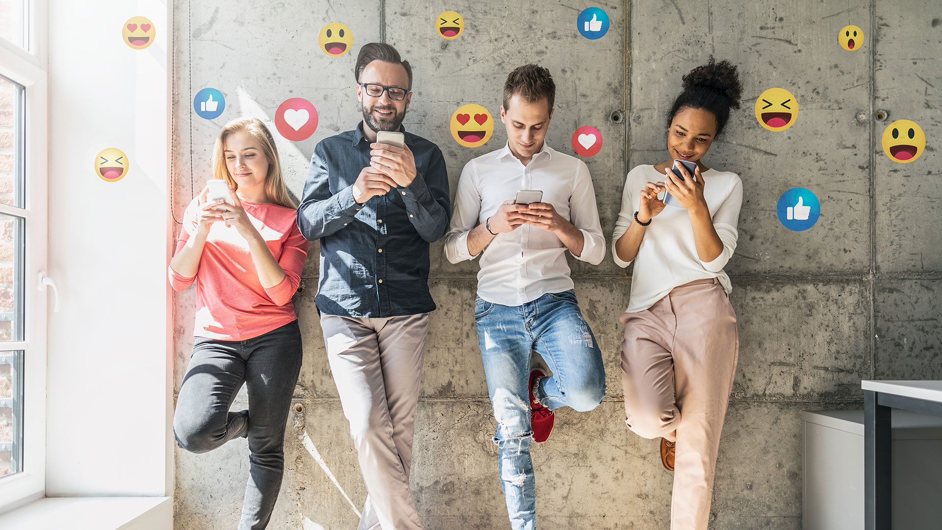 4 junge Menschen am Smartphone, Emojis strömen aus den Screens