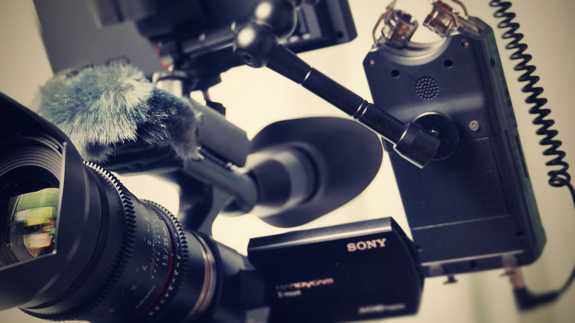 Detailaufnahme einer Sony-Kamera beim Fimdreh