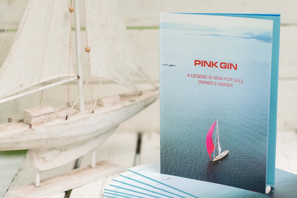 Studio1®-Foto einer Sales-Broschüre zum Verkauf der Yacht PinkGin