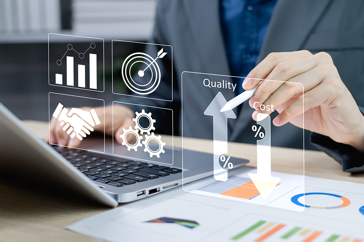 Visualisierung steigende Kosten, Mann am Laptop, Hologramm Säulendiagramm, Einstellungen etc.
