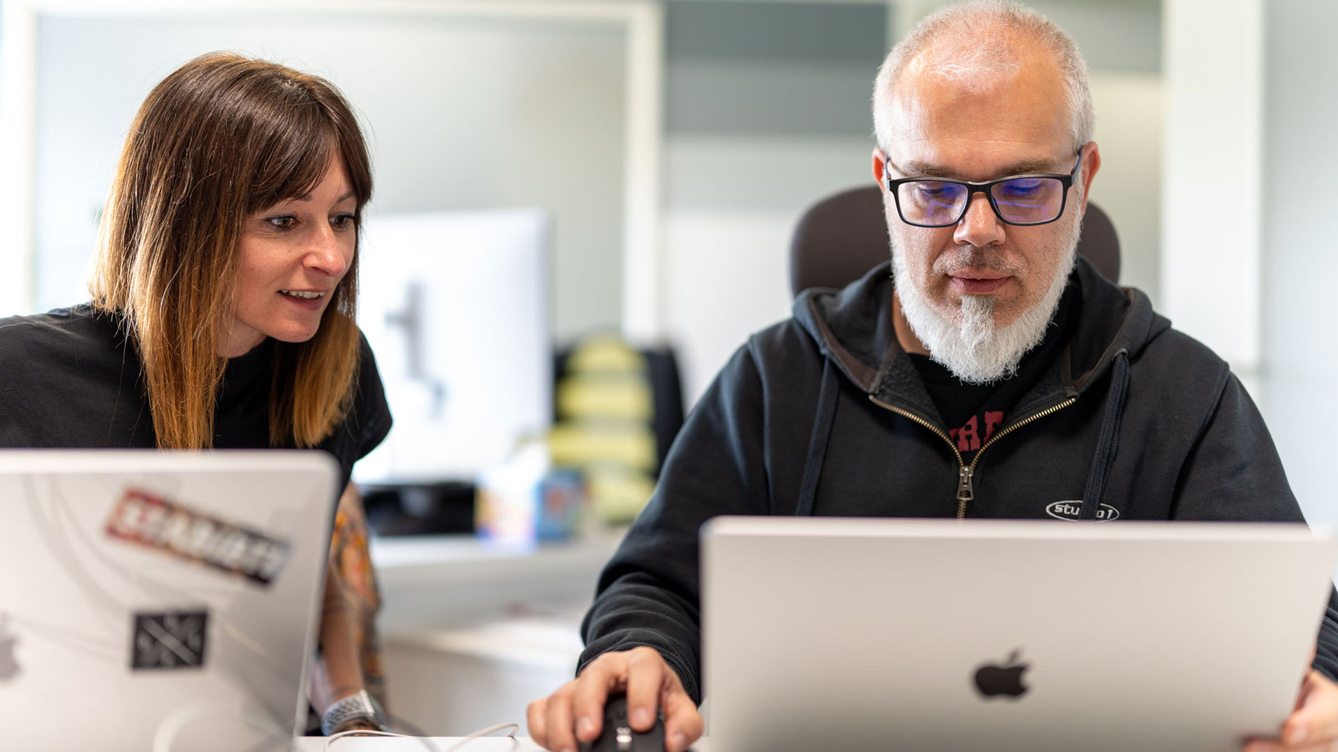 Studio1® Mitarbeiter in der Agentur mit Laptops