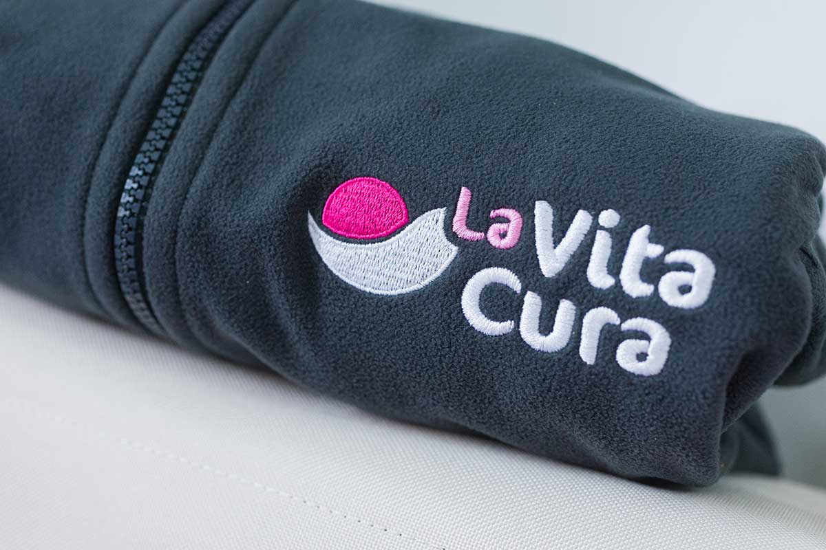 Studio1® Referenz LaVitaCura: Textilbestickung