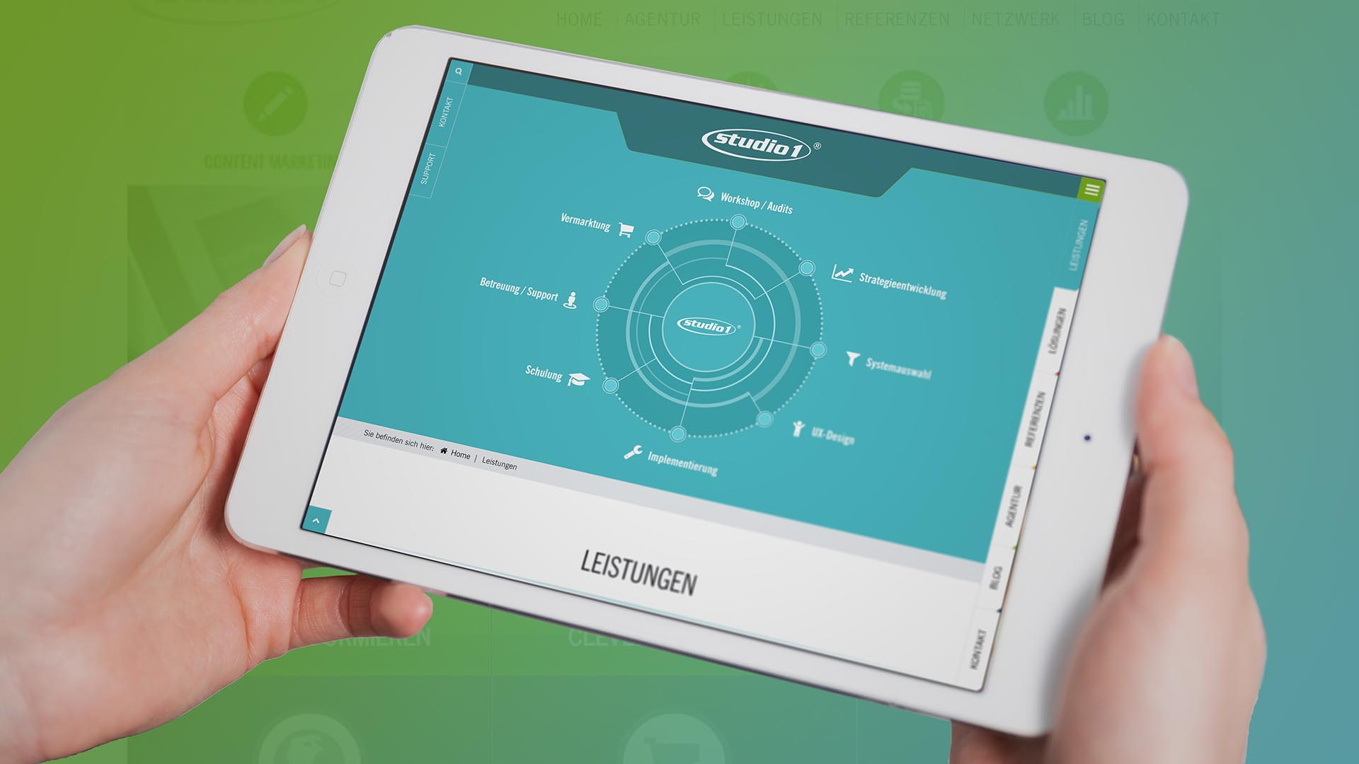 Studio1® Kommunikation GmbH - Tablet zeigt Website mit Leistungsangebot