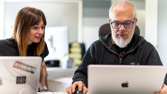 Studio1® Mitarbeiter in der Agentur mit Laptops