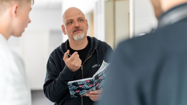 Studio1® Mitarbeiter in der Agentur auf dem Flur