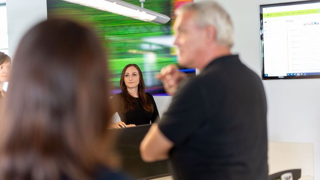 Studio1® Mitarbeiter in der Agentur in der Teambesprechung