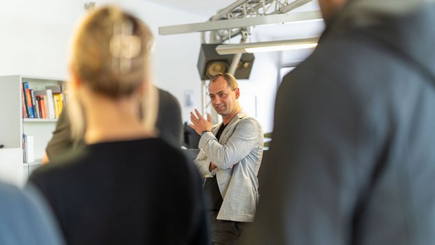 Studio1® Mitarbeiter in der Agentur im Gespräch